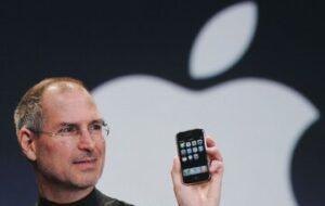 نام استیو جابز در بدو تولد «عبداللطیف جندلی» بود نام استیو جابز در بدو تولد «عبداللطیف جندلی» بود