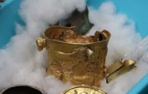 نگهداری جام باستانی زرین در ظرف نان! + عکس نگهداری جام باستانی زرین در ظرف نان! + عکس