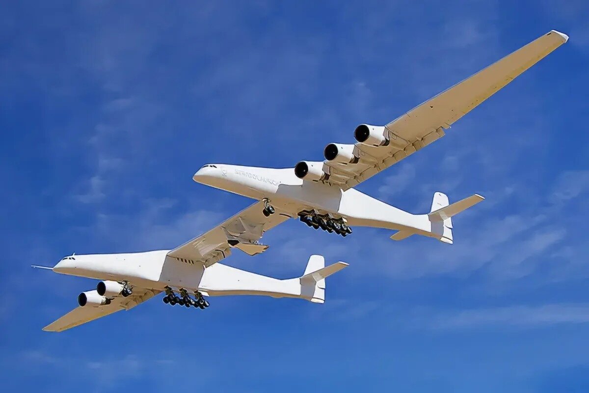 هواپیمای غولپیکر که با بشقابپرنده اشتباه گرفته شد / «رُخ» را ببینید / عکس هواپیمای غولپیکر که با بشقابپرنده اشتباه گرفته شد / «رُخ» را ببینید / عکس