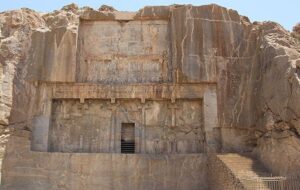 وضعیت وخیم سقف آرامگاه پادشاه هخامنشی وضعیت وخیم سقف آرامگاه پادشاه هخامنشی