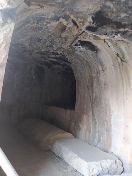 وضعیت وخیم سقف آرامگاه پادشاه هخامنشی وضعیت وخیم سقف آرامگاه پادشاه هخامنشی