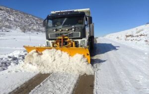 ویدئو | اجرای عملیات برفروبی و نمک پاشی در محورهای مواصلاتی استان ایلام با تلاش بی وقفه عوامل راهداری ویدئو | اجرای عملیات برفروبی و نمک پاشی در محورهای مواصلاتی استان ایلام با تلاش بی وقفه عوامل راهداری