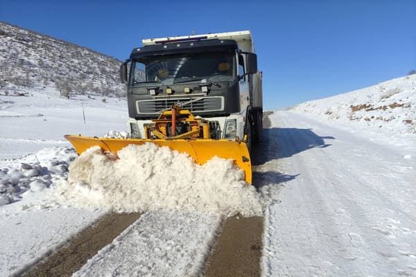 ویدئو | اجرای عملیات برفروبی و نمک پاشی در محورهای مواصلاتی استان ایلام با تلاش بی وقفه عوامل راهداری برف روبی