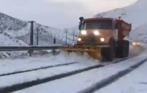 ویدئو| اجرای عملیات ️برفروبی و شن و نمکپاشی محور سربیشه به درمیان ویدئو| اجرای عملیات ️برفروبی و شن و نمکپاشی محور سربیشه به درمیان