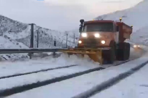 ویدئو| اجرای عملیات ️برفروبی و شن و نمکپاشی محور سربیشه به درمیان اجرای عملیات ️برفروبی و شن و نمکپاشی محور سربیشه به درمیان