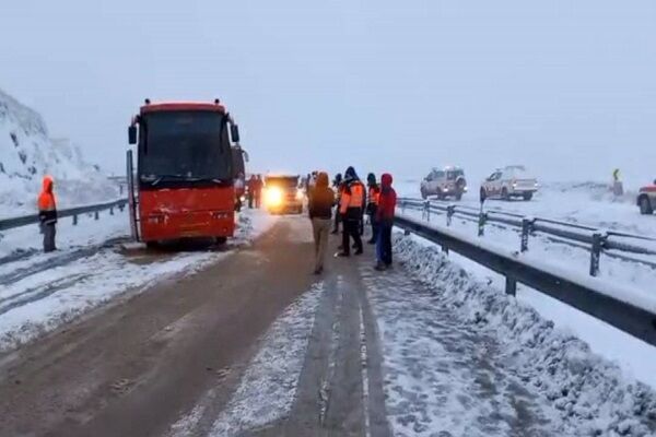 ویدئو | امدادرسانی به اتوبوس گرفتار در برف در گردنه امینالله با حضور مدیرکل راهداری خراسان شمالی اتوبوس