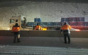 ویدئو| امدادرسانی عوامل راهداری به خودروها در محور ایلام_سرابله ویدئو| امدادرسانی عوامل راهداری به خودروها در محور ایلام_سرابله