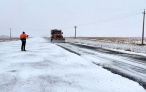 ویدئو| برفروبی محور اراک-فراهان توسط راهداران ویدئو| برفروبی محور اراک-فراهان توسط راهداران