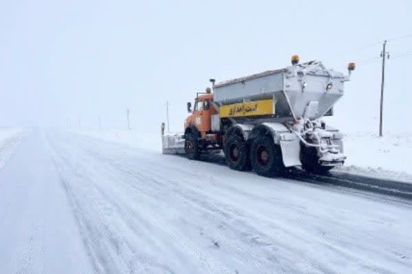 ویدئو| برفروبی محور خمین-الیگودرز توسط راهداران مرکزی برف اراک