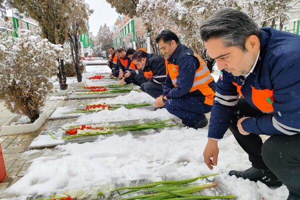 ویدئو| تجدید میثاق کارکنان راهداری و حمل و نقل جادهای استان مرکزی با شهداء در گلزار شهدای اراک گلباران
