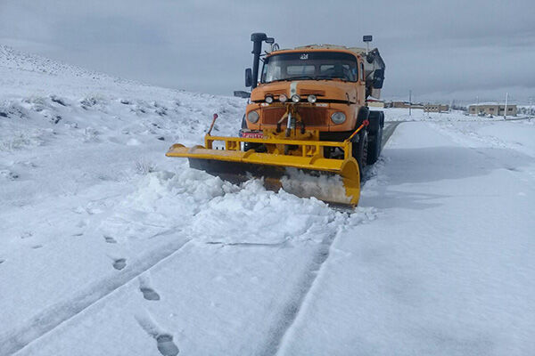 ویدئو| تلاش راهداران خنداب برای برفروبی ارتفاعات شهرستان برفروبی اراک