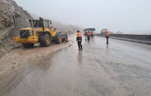 ویدئو| حضور راهداران استان هرمزگان در محورهای مواصلاتی به دنبال بارشهای شدید ویدئو| حضور راهداران استان هرمزگان در محورهای مواصلاتی به دنبال بارشهای شدید