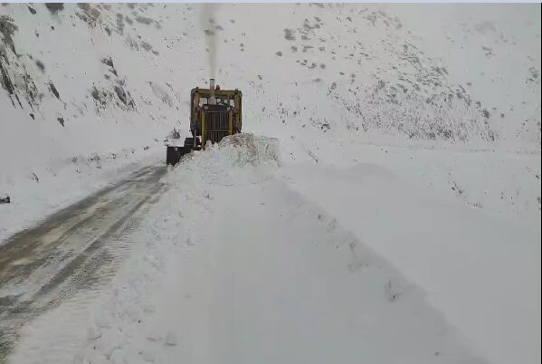 ویدئو | عملیات برف روبی در سه راهی شهدا محور نوسود و نودشه با تلاش راهداران شهرستان پاوه، استان کرمانشاه ویدئو | عملیات برف روبی در سه راهی شهداء محور نوسود و نودشه با تلاش راهداران شهرستان پاوه، استان کرمانشاه