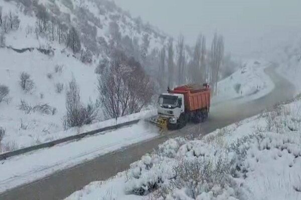 ویدئو | عملیات برفروبی و نمکپاشی محور سنخواست - بجنورد، توسط راهداران شهرستان جاجرم استان خراسان شمالی برف سنخواست
