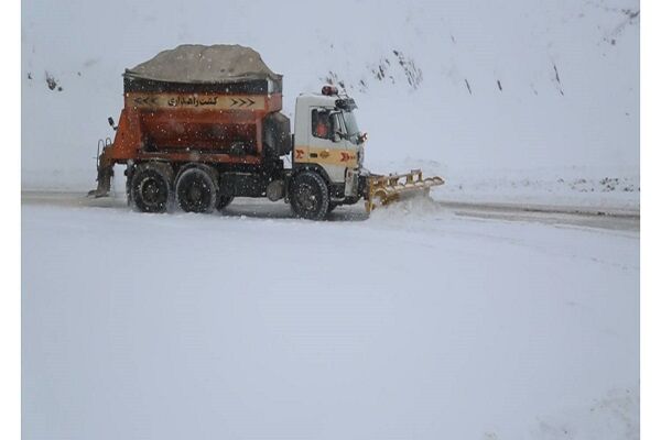 ویدئو | عملیات برفروبی، شن و نمک پاشی در محور کندوان توسط راهداران استان مازندران مازندران کندوان