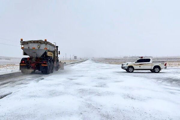 ویدئو|برفروبی و شن و نمکپاشی محورهای مواصلاتی شهرستان آشتیان برفروبی اراک