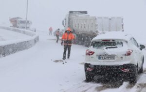 ویدئو|️امدادرسانی در میان برف و کولاک به مردم در محور نهاوند ـــ نور آباد گردنه گرین ویدئو|️امدادرسانی در میان برف و کولاک به مردم در محور نهاوند ـــ نور آباد گردنه گرین