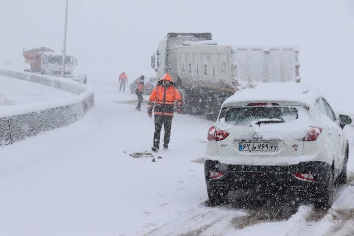 ویدئو|️امدادرسانی در میان برف و کولاک به مردم در محور نهاوند ـــ نور آباد گردنه گرین راهداری زمستانی همدان