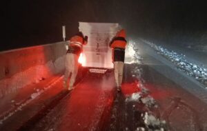 و️یدیو| عملیات امداد رسانی به خودروهای گرفتار در برف در محور روانسر به بیاشوش توسط راهداران شهرستان روانسر، استان کرمانشاه و️یدیو| عملیات امداد رسانی به خودروهای گرفتار در برف در محور روانسر به بیاشوش توسط راهداران شهرستان روانسر، استان کرمانشاه