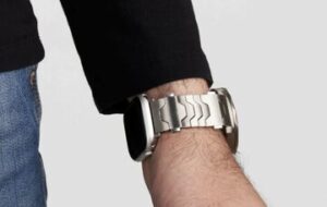 پایان جنگ سنت و مدرنیته با یک بند ساعت عجیب پایان جنگ سنت و مدرنیته با یک بند ساعت عجیب