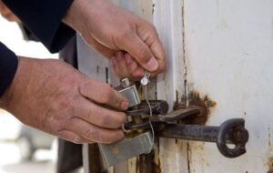 پلمپ بنای گردشگری در دزفول به دلیل بی حجابی و رقص زنان پلمپ بنای گردشگری در دزفول به دلیل بی حجابی و رقص زنان