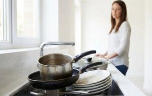 چرا نباید ظروف کثیف را شب تا صبح در سینک رها کنید؟ چرا نباید ظروف کثیف را شب تا صبح در سینک رها کنید؟