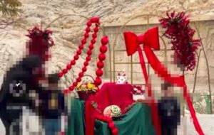 چشمهعلی آتلیه عکاسی نیست؛ چه کسی مجوز پنهانکردن کتیبه ثبت ملی پشت دکور یلدا را داد؟ چشمهعلی آتلیه عکاسی نیست؛ چه کسی مجوز پنهانکردن کتیبه ثبت ملی پشت دکور یلدا را داد؟