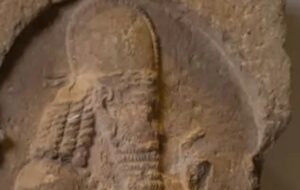 کشف سنگ نگاره ساسانی در فرودگاه لندن! + عکس کشف سنگ نگاره ساسانی در فرودگاه لندن! + عکس