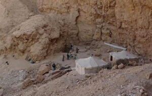 کشف مقبره جنگجوی ثروتمند در وسط شهر + عکس کشف مقبره جنگجوی ثروتمند در وسط شهر + عکس