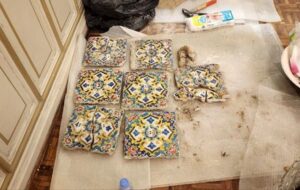 کشف کاشیهای گمشده در تالار برلیان کاخ گلستان + عکس کشف کاشیهای گمشده در تالار برلیان کاخ گلستان + عکس