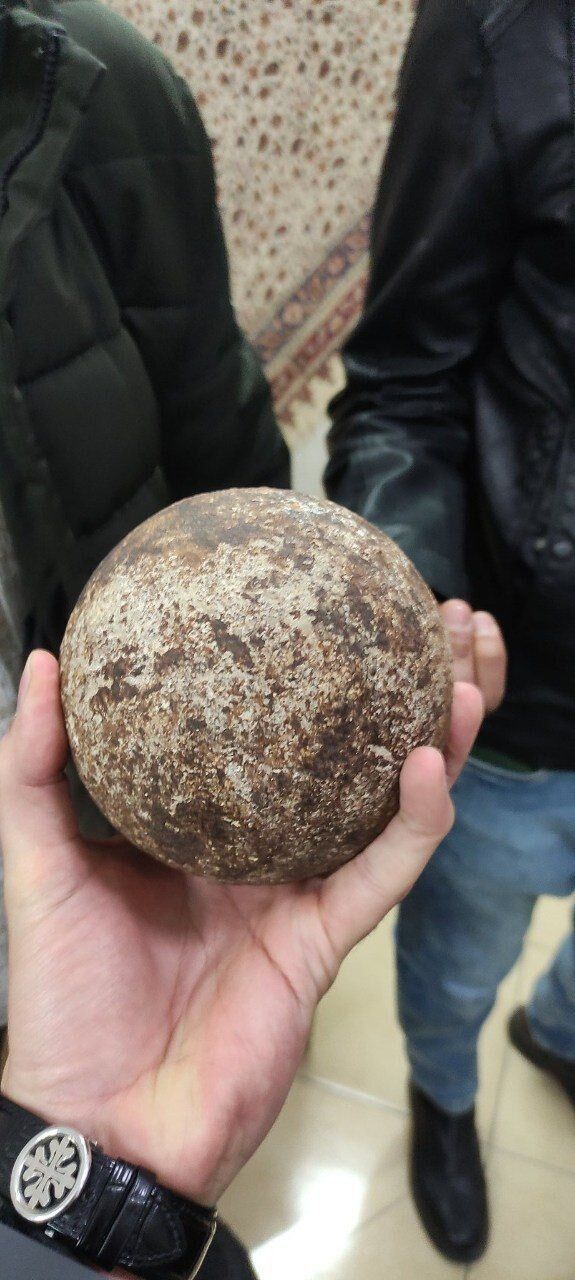 کشف گلوله بزرگ شلیک شده در میدان نقش جهان + عکس کشف گلوله بزرگ شلیک شده در میدان نقش جهان + عکس