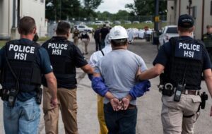 گاردین: ترامپ در حال پاکسازی قومی در آمریکا است گاردین: ترامپ در حال پاکسازی قومی در آمریکا است