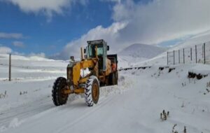 گردنه عسلکشان در چهارمحال و بختیاری بر اثر بارش برف مسدود شد گردنه عسلکشان در چهارمحال و بختیاری بر اثر بارش برف مسدود شد