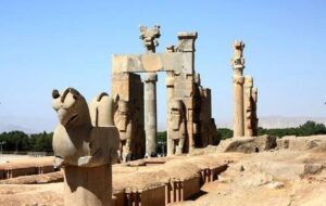 گلسنگ ها در تخت جمشید نفوذ کرده اند/ نبود بودجه کار مرمت را کند کرده است گلسنگ ها در تخت جمشید نفوذ کرده اند/ نبود بودجه کار مرمت را کند کرده است