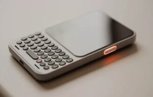 آخرین تلاشها برای احیای بلکبری/ Clicks Communicator با کیبورد فیزیکی معرفی شد آخرین تلاشها برای احیای بلکبری/ Clicks Communicator با کیبورد فیزیکی معرفی شد