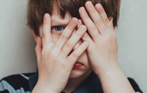 اخبار ناگوار با روان کودک چه میکند؟ اخبار ناگوار با روان کودک چه میکند؟