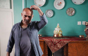 از سقوط بورس تا فروپاشی یک خانواده در «چشم بسته»؛ خانه کاراکتر است از سقوط بورس تا فروپاشی یک خانواده در «چشم بسته»؛ خانه کاراکتر است