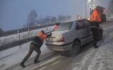 امدادرسانی به ۱۳۷ خودروی گرفتار در برف توسط راهداران خراسان شمالی امدادرسانی به ۱۳۷ خودروی گرفتار در برف توسط راهداران خراسان شمالی