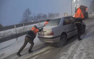 امدادرسانی به ۱۳۷ خودروی گرفتار در برف توسط راهداران خراسان شمالی امدادرسانی به ۱۳۷ خودروی گرفتار در برف توسط راهداران خراسان شمالی