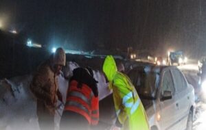 امدادرسانی به ۷۸۰ خودرو گرفتار در برف در محورهای مواصلاتی آذربایجانغربی امدادرسانی به ۷۸۰ خودرو گرفتار در برف در محورهای مواصلاتی آذربایجانغربی