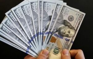 انتقال ارز پتروشیمیها به تالار دوم؛ لزوم حمایت از صنایع پایین دستی انتقال ارز پتروشیمیها به تالار دوم؛ لزوم حمایت از صنایع پایین دستی