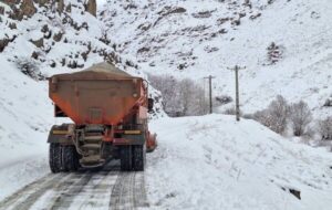 ببینید|عملیات برف روبی و نمک پاشی محور های روستایی جاده کرج- کندوان حوزه راهداری گچسر ببینید|عملیات برف روبی و نمک پاشی محور های روستایی جاده کرج- کندوان حوزه راهداری گچسر