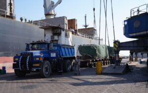 تخلیه ۲ نگله سنگین در بندر شهید رجایی تخلیه ۲ نگله سنگین در بندر شهید رجایی