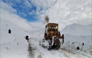 تلاش راهداران برای باز نگه داشتن راه های ارتباطی آذربایجان غربی تلاش راهداران برای باز نگه داشتن راه های ارتباطی آذربایجان غربی