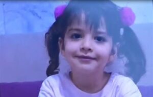 رد خون “ملینا”/ اغتشاشگران مسلح به کدامین گناه این کودک را شهید کردند؟ رد خون “ملینا”/ اغتشاشگران مسلح به کدامین گناه این کودک را شهید کردند؟