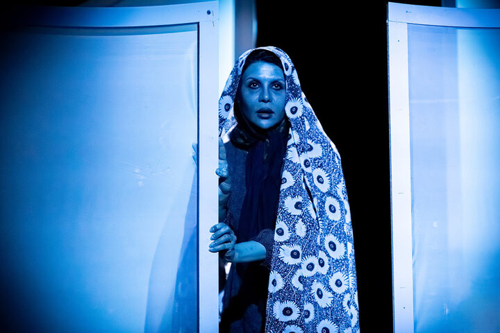 نمایش «برف زمین را گرم میکند»