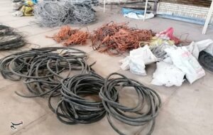 مردم فریاد میزنند؛ سارقان سرقت میکنند مردم فریاد میزنند؛ سارقان سرقت میکنند