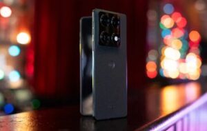 ولین گوشی تاشو کتابی موتورولا معرفی شد ولین گوشی تاشو کتابی موتورولا معرفی شد