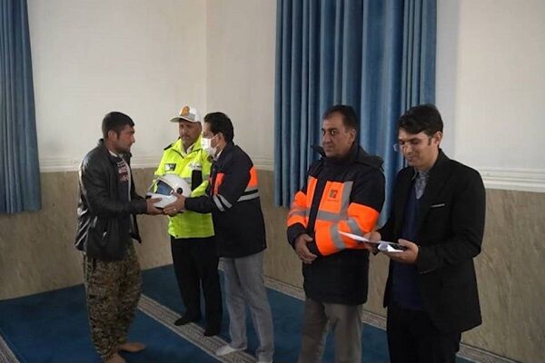 ویدئو | آموزش و توزیع کلاه ایمنی بین راکبان موتورسیکلت در روستای خرتوت شهرستان مانه استان خراسان شمالی کلاه ایمنی