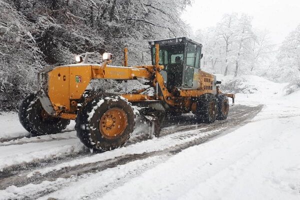 ویدئو | اجرای عملیات برفروبی در سطح محور ارتباطی پل سفید _ محمد آباد توسط راهداران شهرستان سوادکوه استان مازندران مازندران